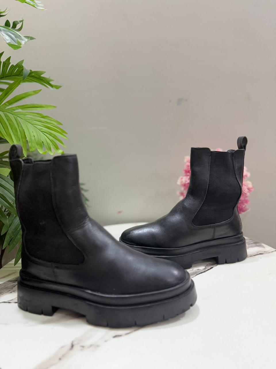 Black leather chelsea ankle boot ( Zara )