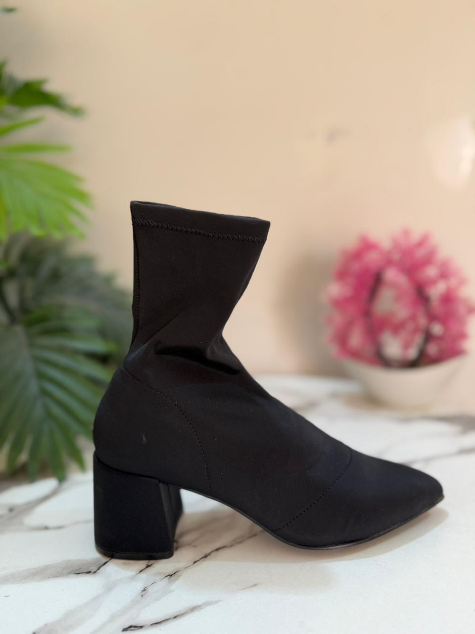 Black satin ankle boot(hubar)