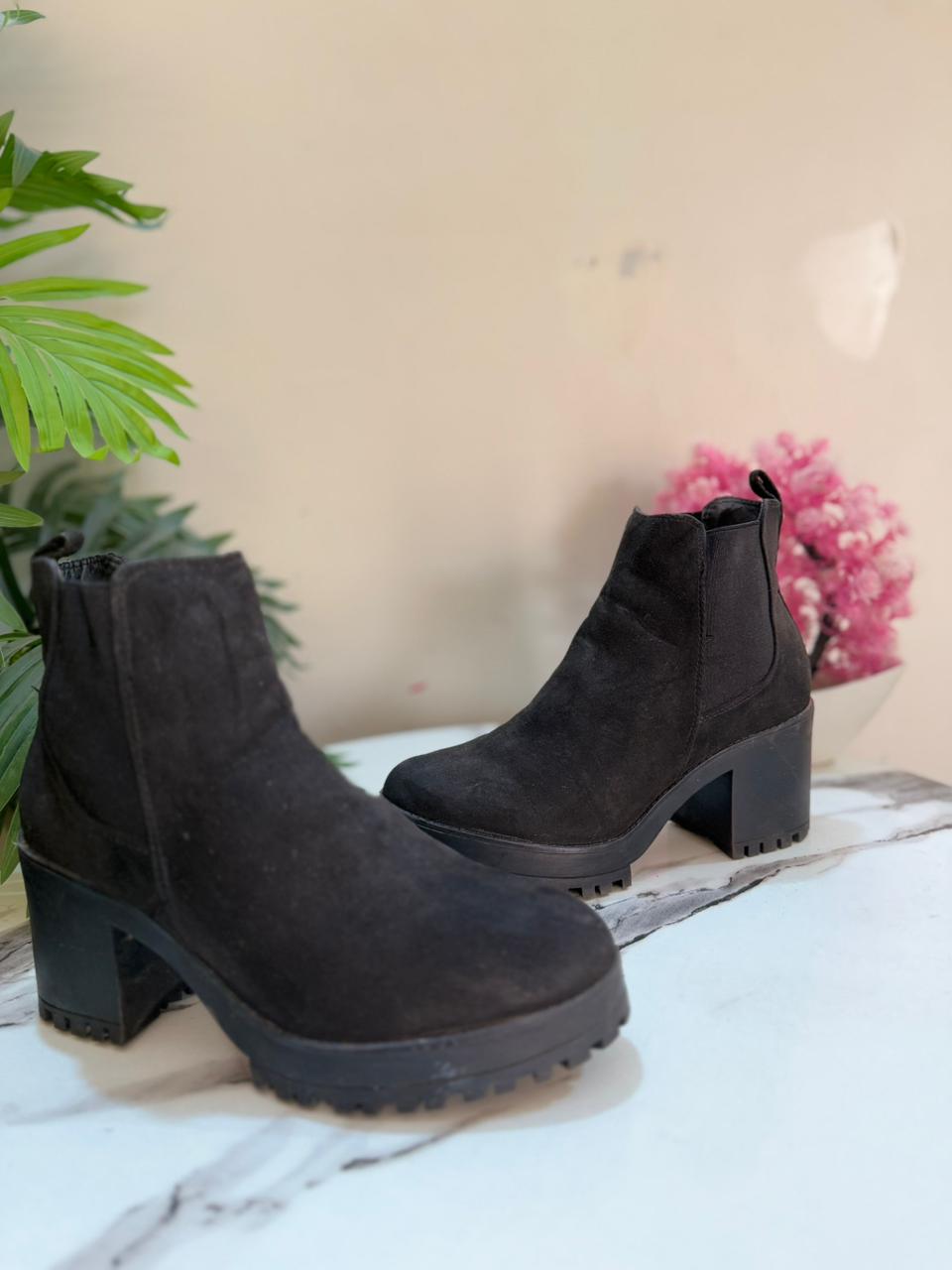 Black suede chelsea boot( pretty little things )