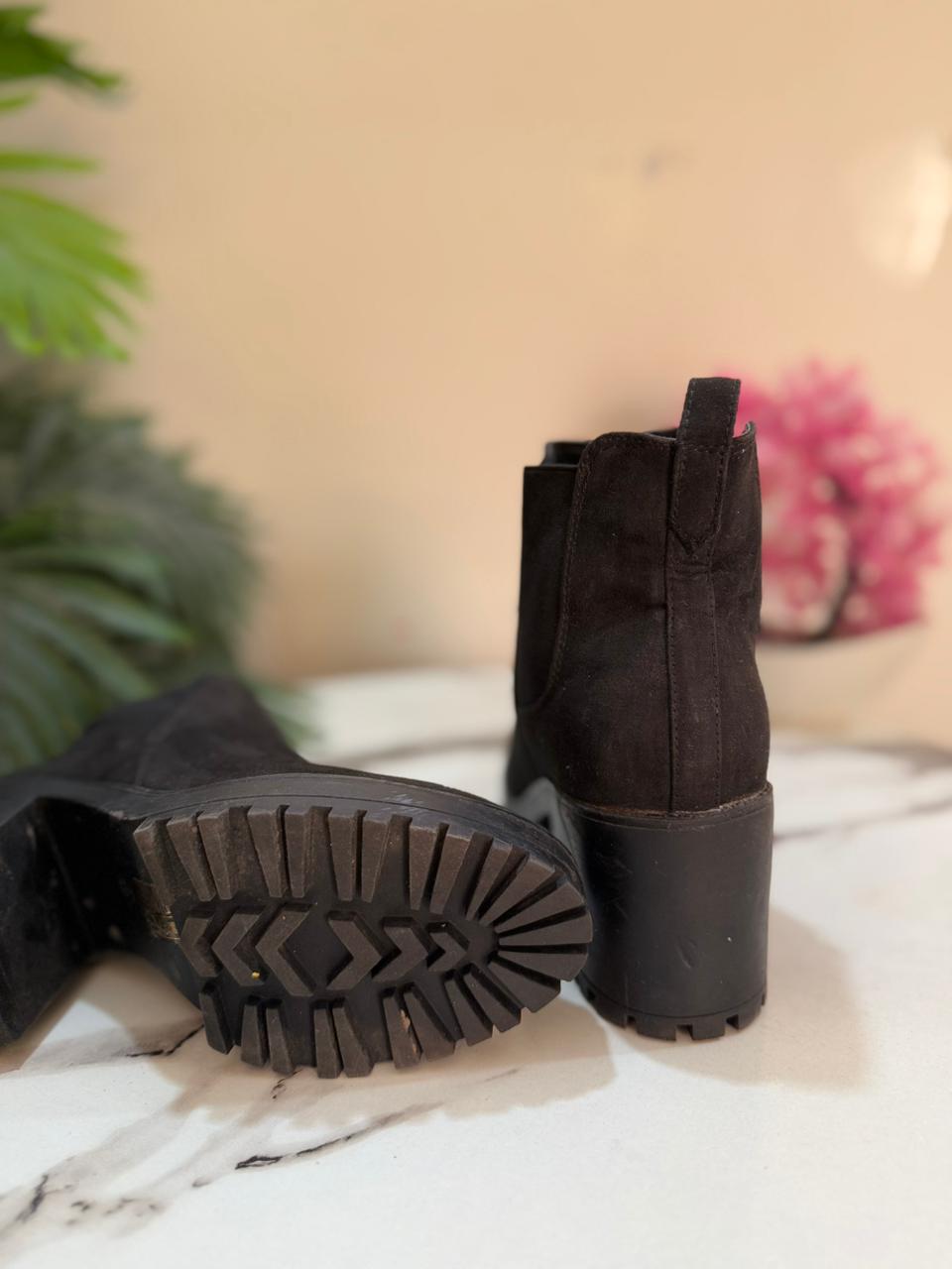 Black suede chelsea boot( pretty little things )