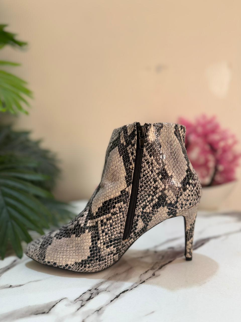 Black snake print zipper heeled ankle boot(worthington)