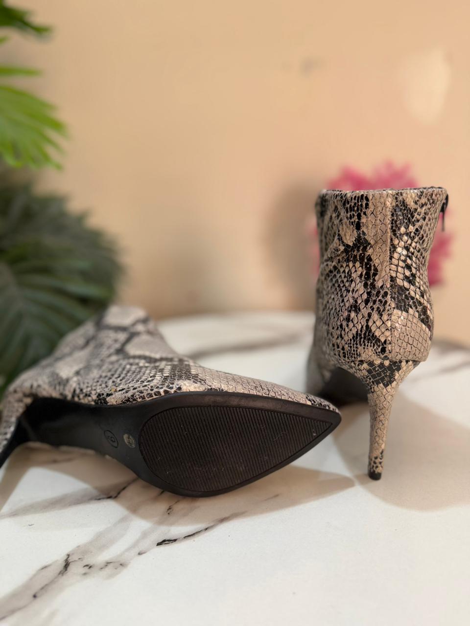 Black snake print zipper heeled ankle boot(worthington)