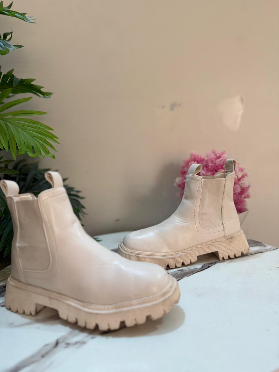 White chelsea zipper ankle boot(unknown )