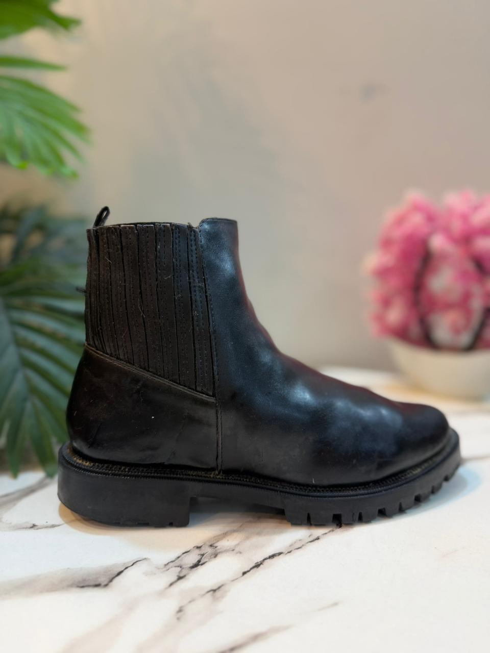 Black leather ankle boot Stradivarius