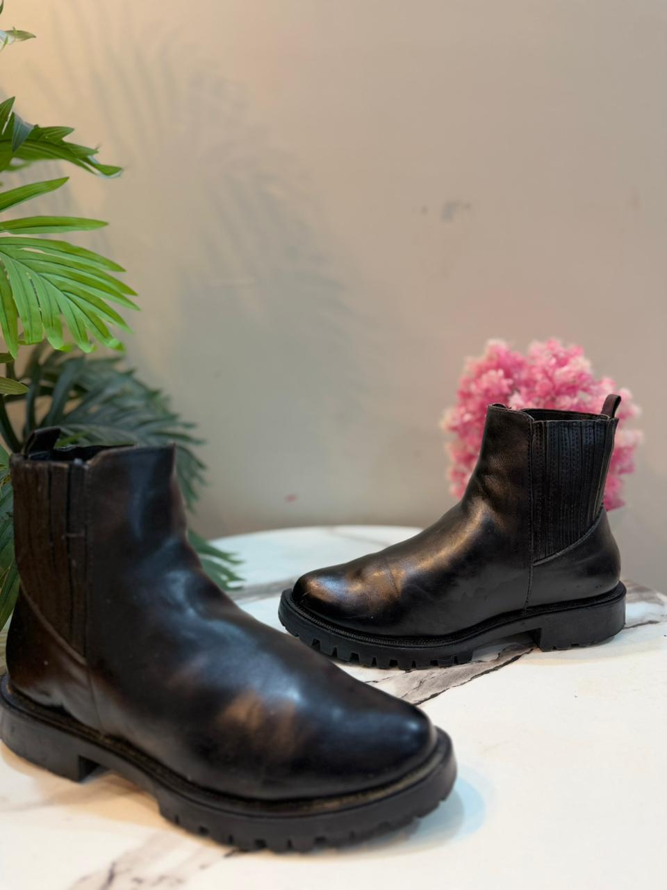 Black leather ankle boot Stradivarius