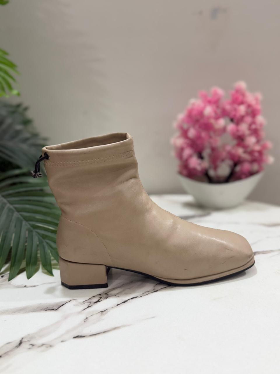 Beige leather ankle boot (Unknown)