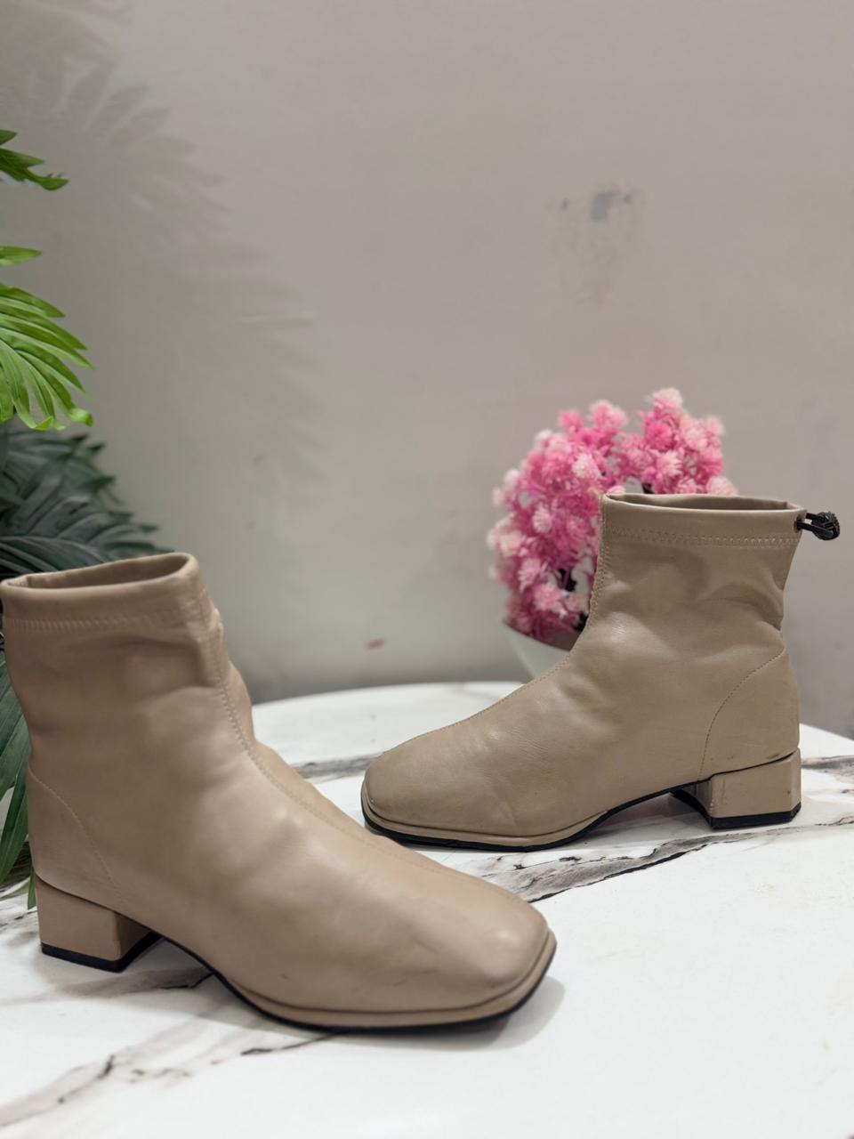 Beige leather ankle boot (Unknown)