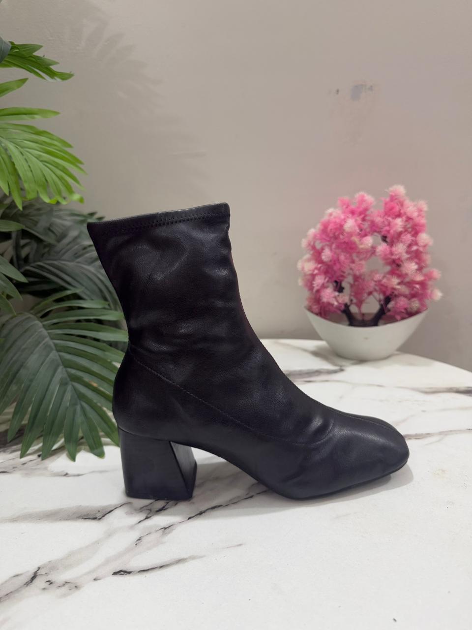 Black leather zipper ankle boot (Monk)