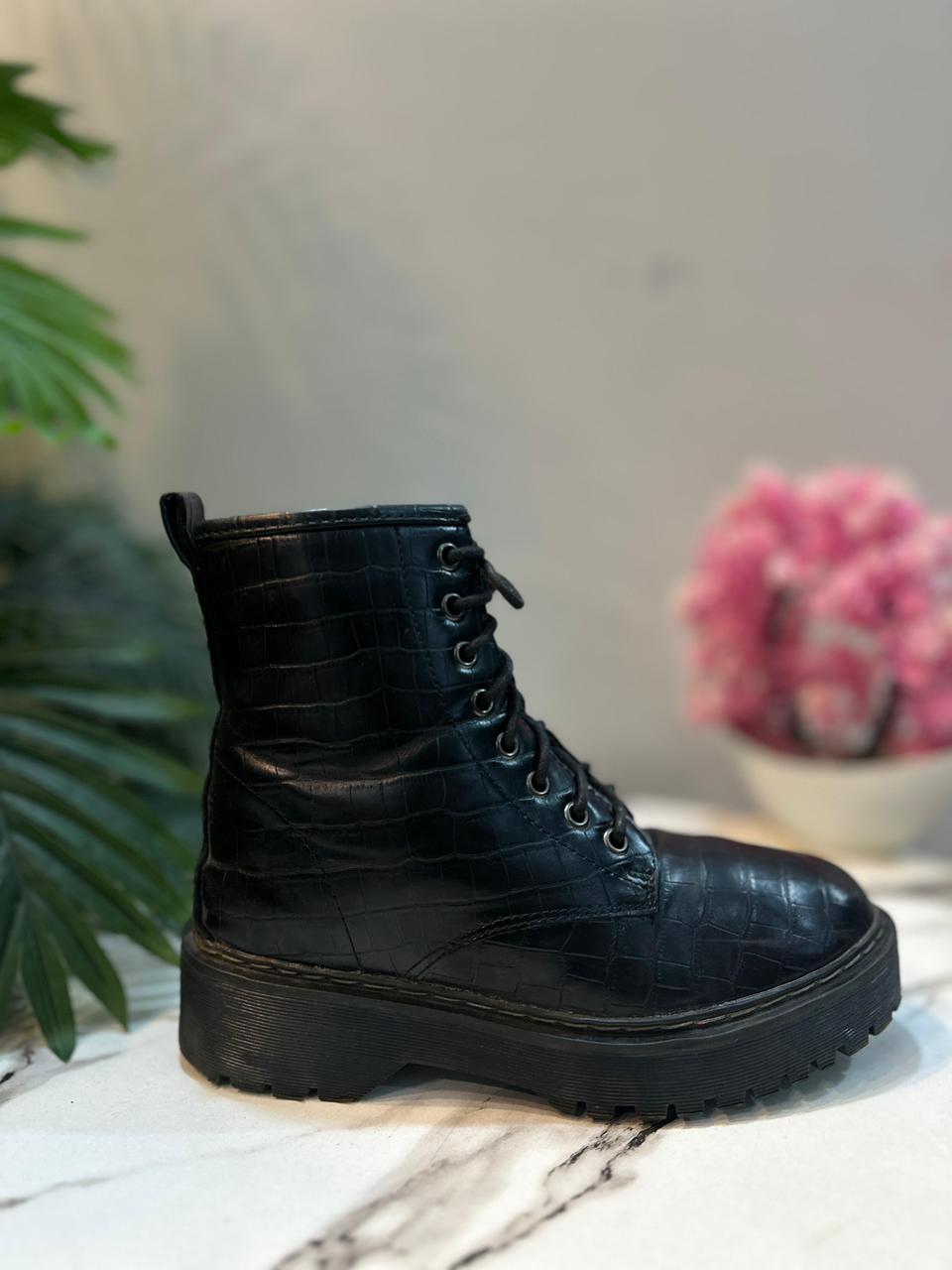 Black leather laceup ankle boot (Claudia Ghizzani)