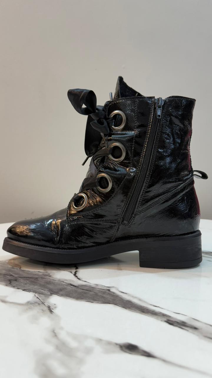 Black patent leather zipper ankle boot (Poelman)