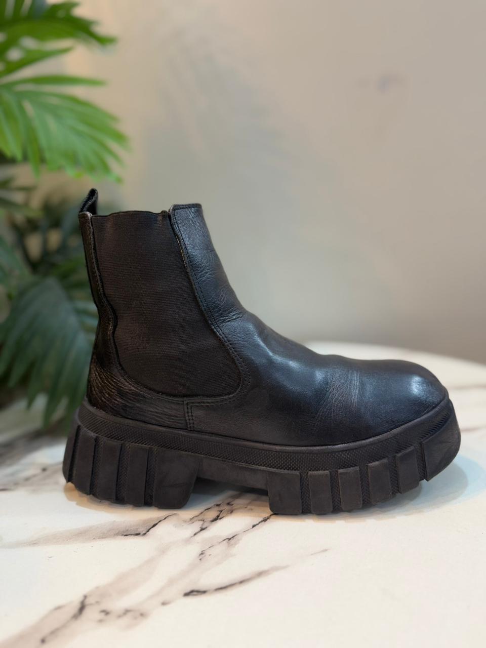 Black leather chelsea ankle boot (Cobler)