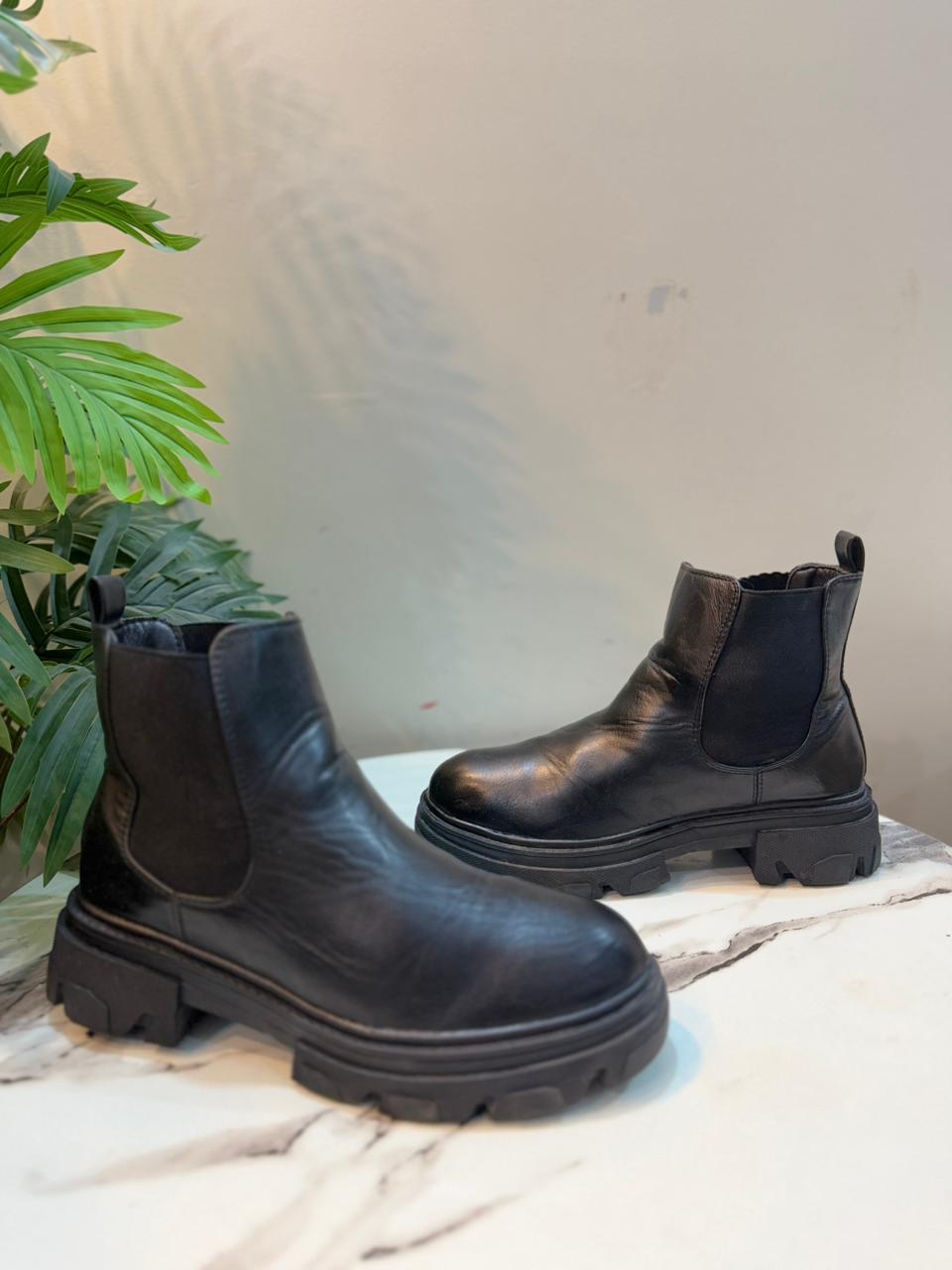 Black leathet chelsea boot (Target Women)