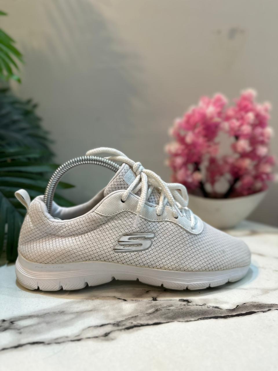 Eur 37 | Skechers