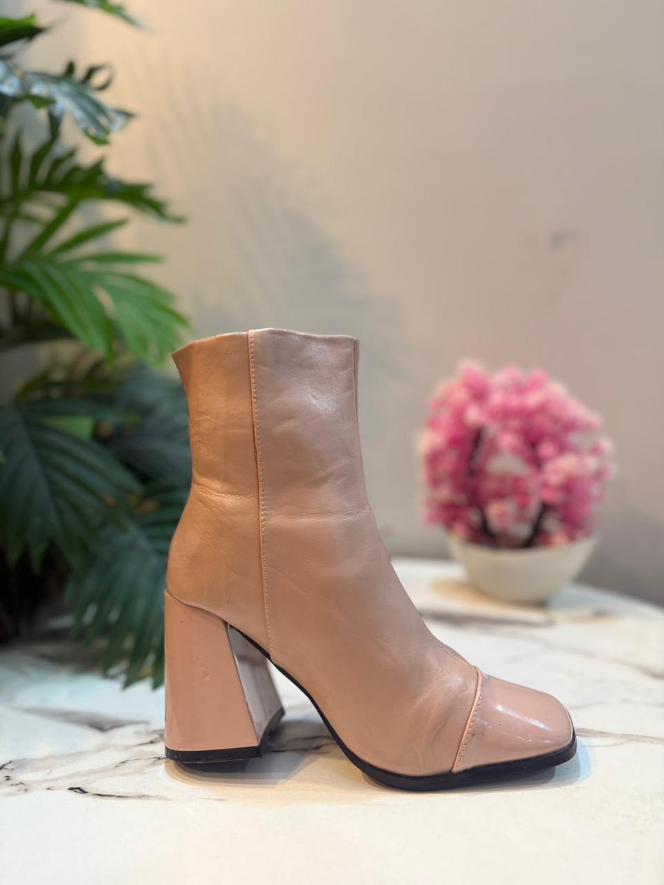 Beige leather zipper ankle boot (Pretty little things)