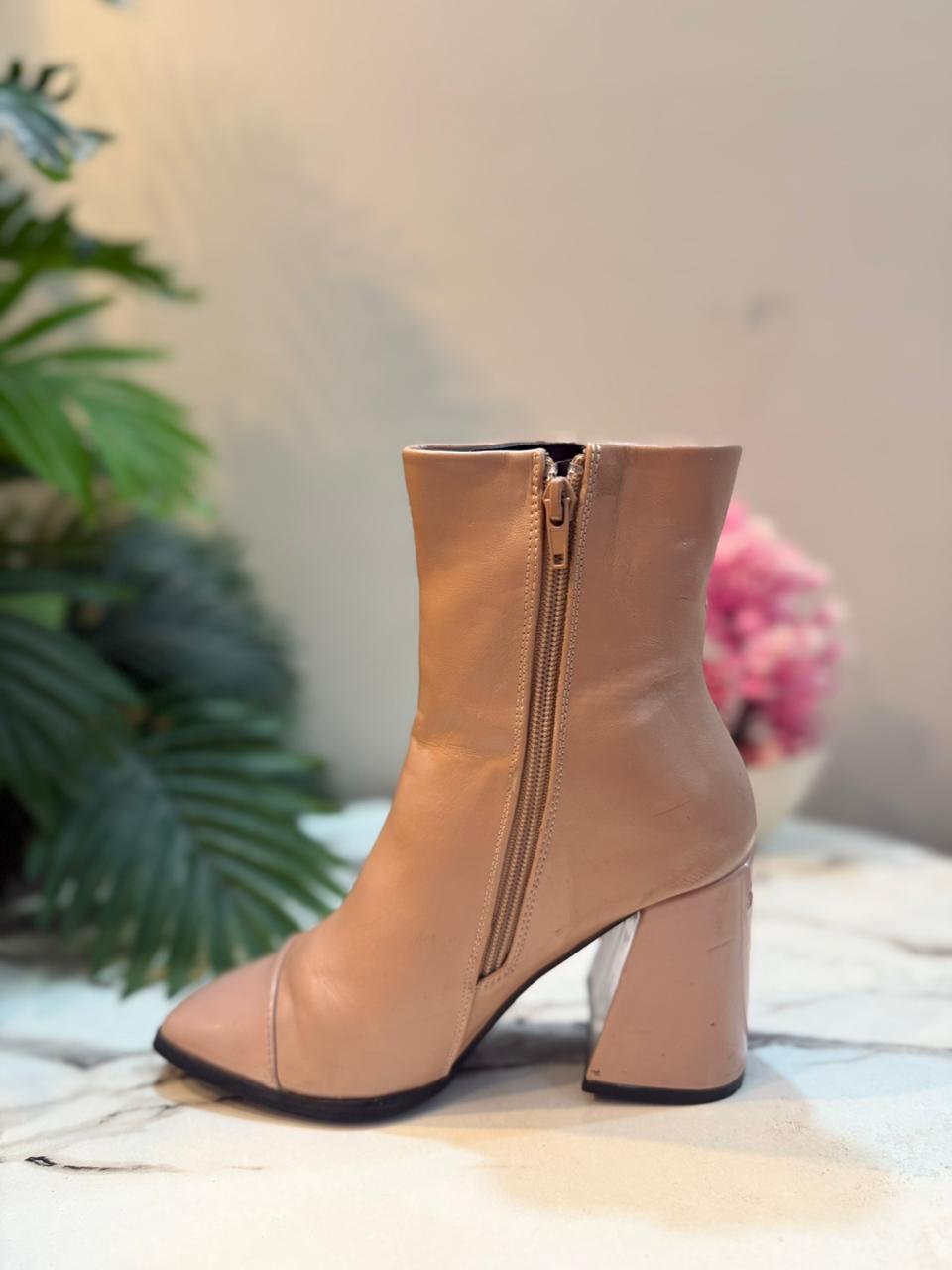 Beige leather zipper ankle boot (Pretty little things)