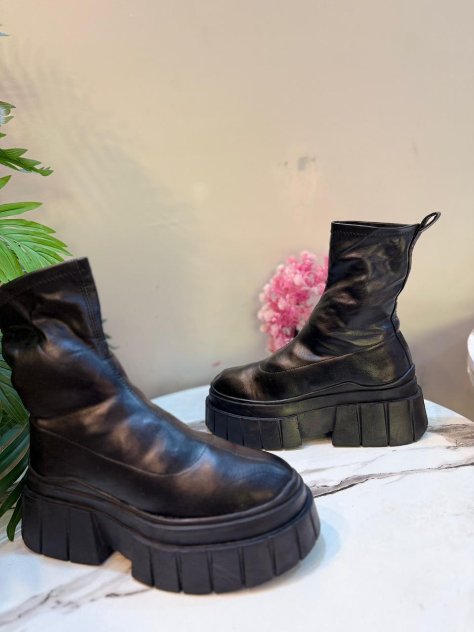 Black leather ankle boot with chunky sole (Bershka)