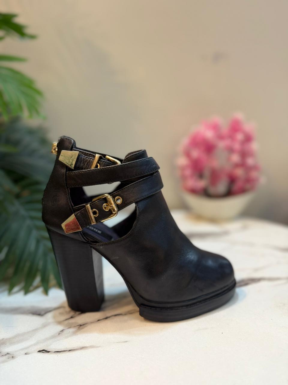 Black leather ankle boot with buckle (Bronx)