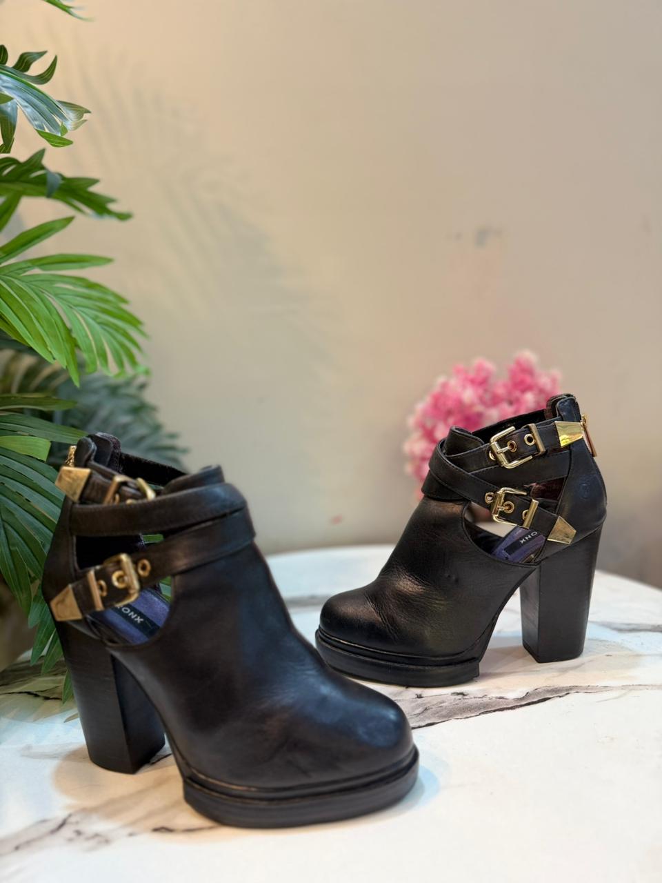 Black leather ankle boot with buckle (Bronx)