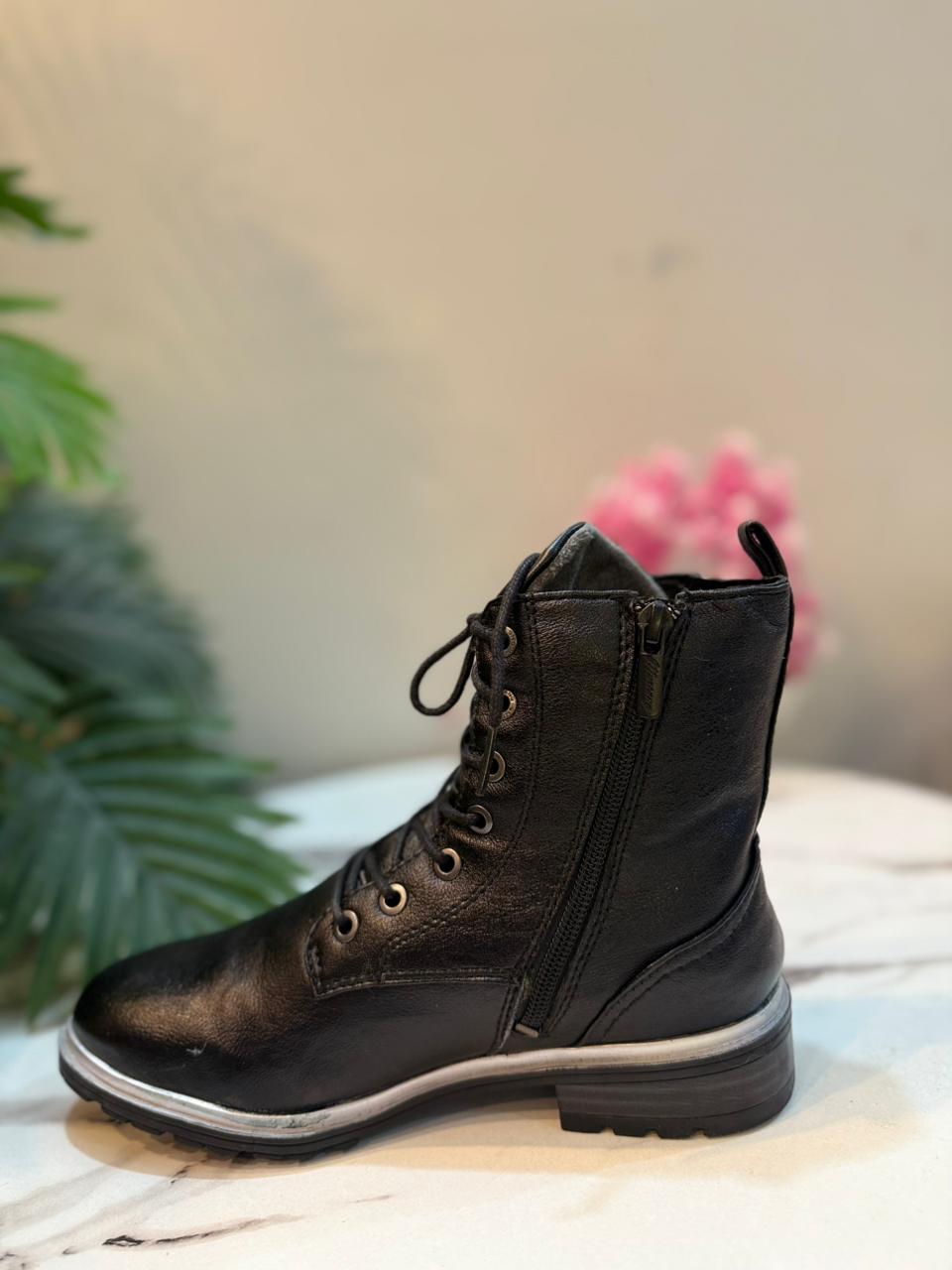 Black leather zipper laceup ankle boot (Mustang)
