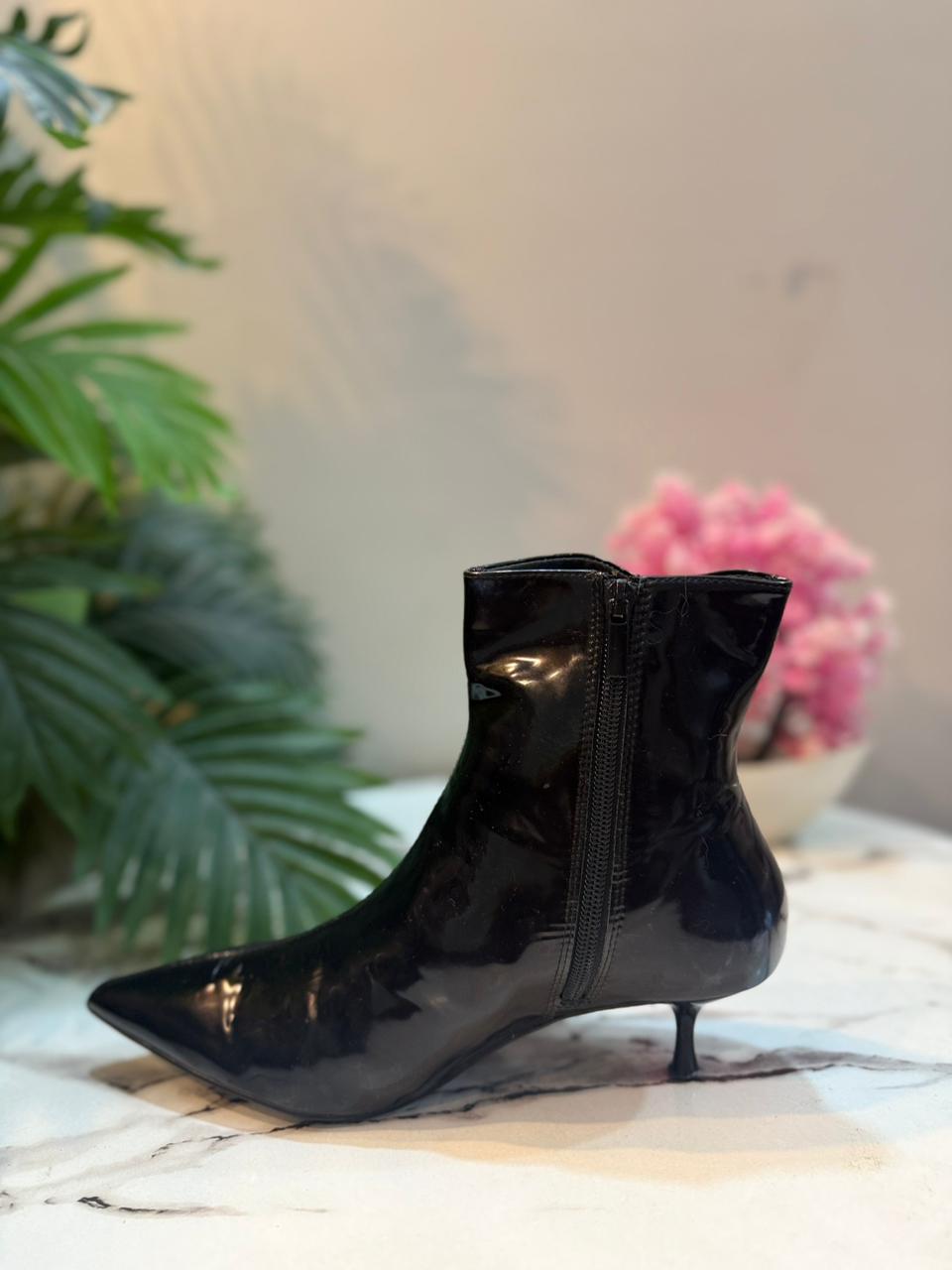 Black patent leather zipper ankle boot with kitten heel (Zara)