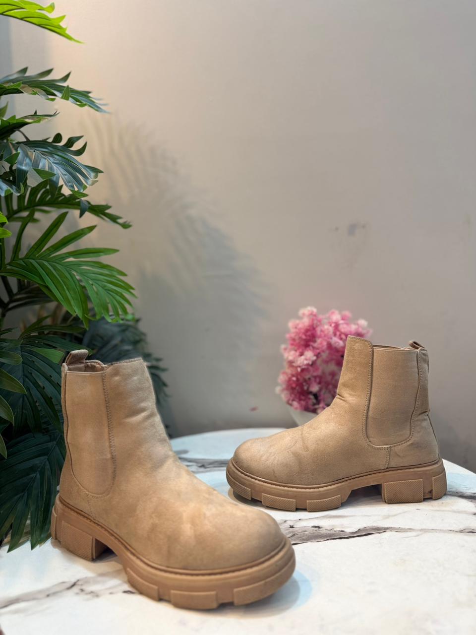 Beige suede chelsea ankle boot (Cooc bella)