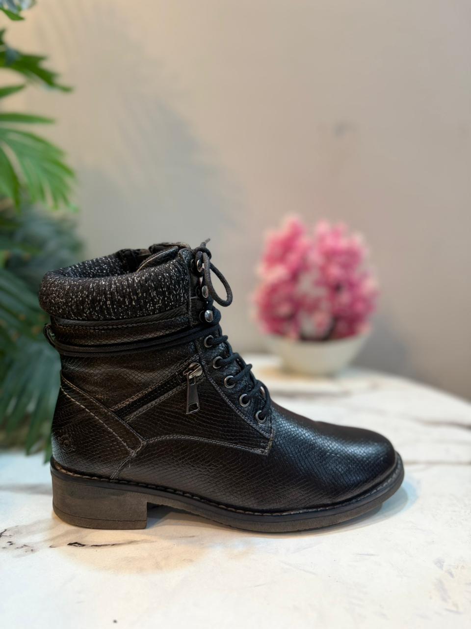 Black leather laceup zipper ankle boot (Bonobo jeans)