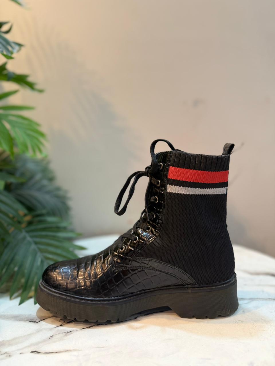 Black leather laceup ankle boot (Super me)