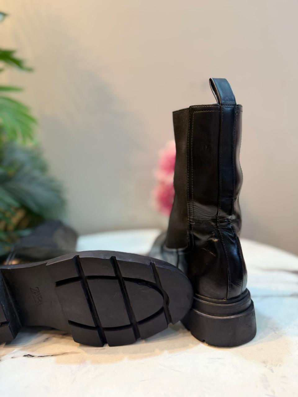 Black leather chelsea ankle boot (Zara)