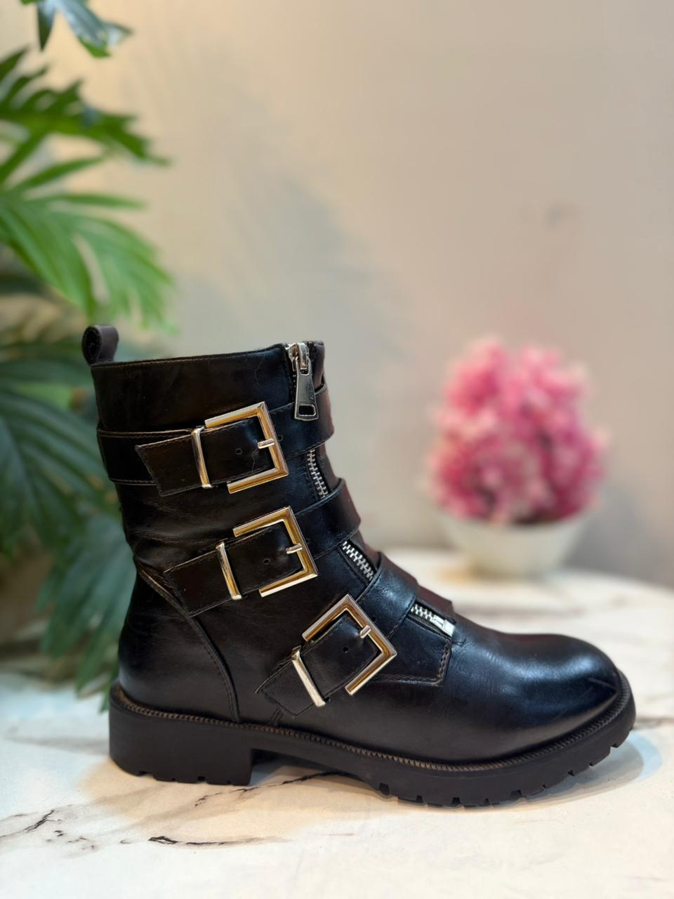 Black leather zipper ankle boot with buckle (La bottine)