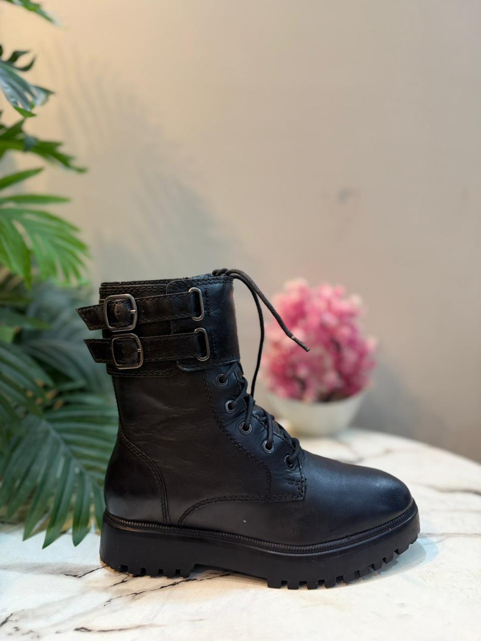 Black leather laceup zipper ankle boot (MNG)