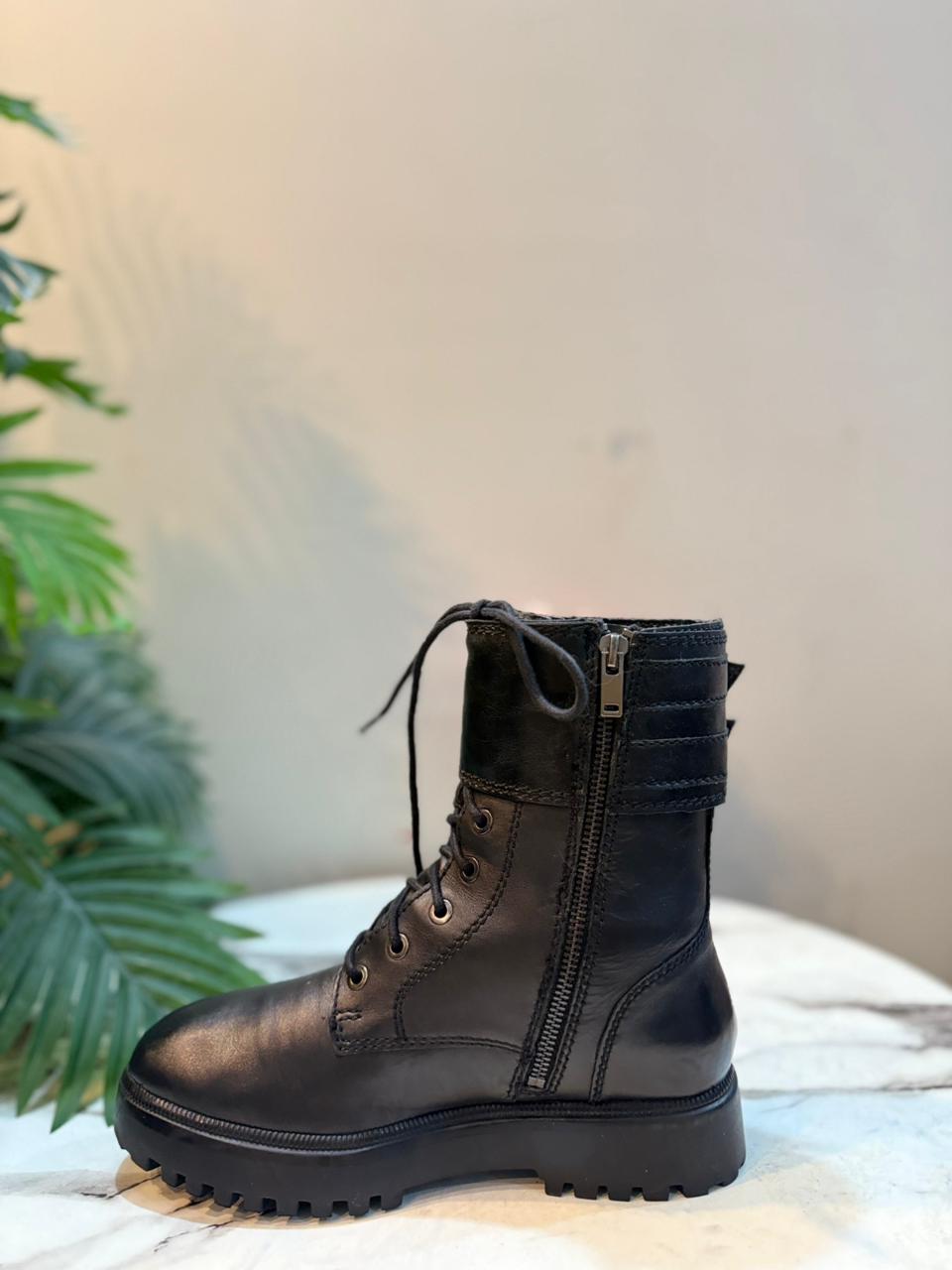 Black leather laceup zipper ankle boot (MNG)