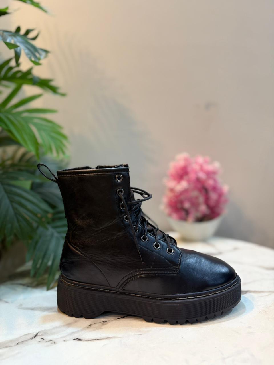 Black leather laceup zipper ankle boot (New yorker)