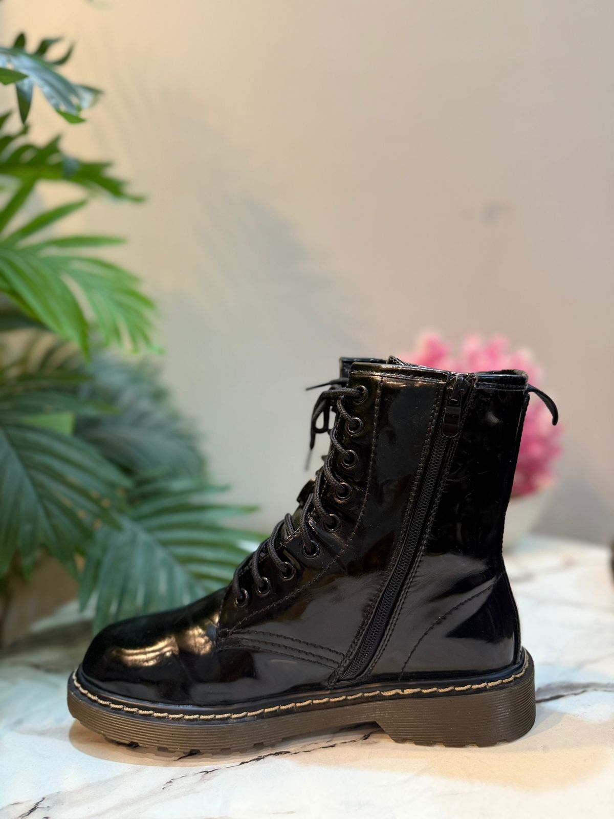 Black patent leather laceup zipper ankle boot (Super mode)