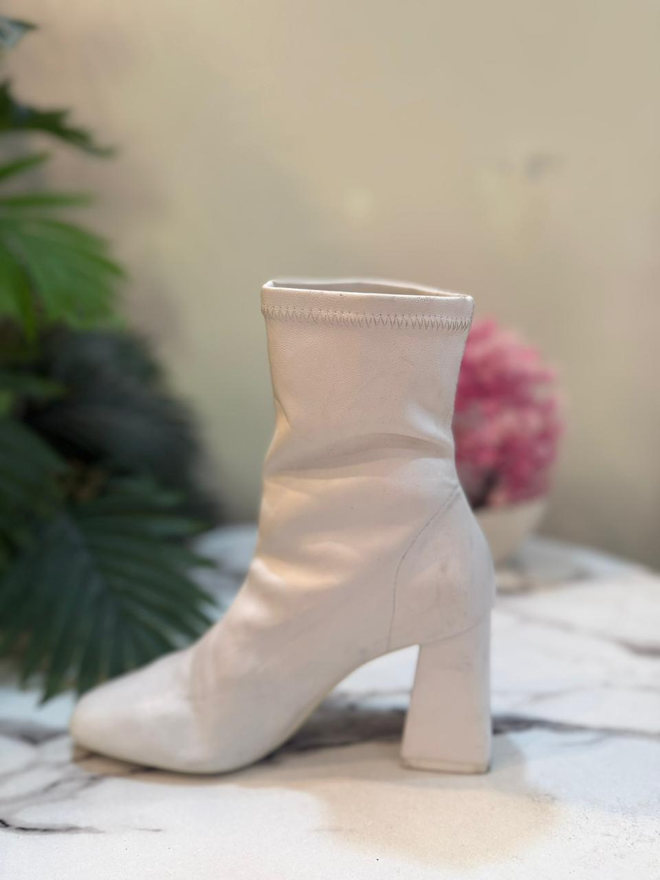 White leather ankle boot (Bershka)