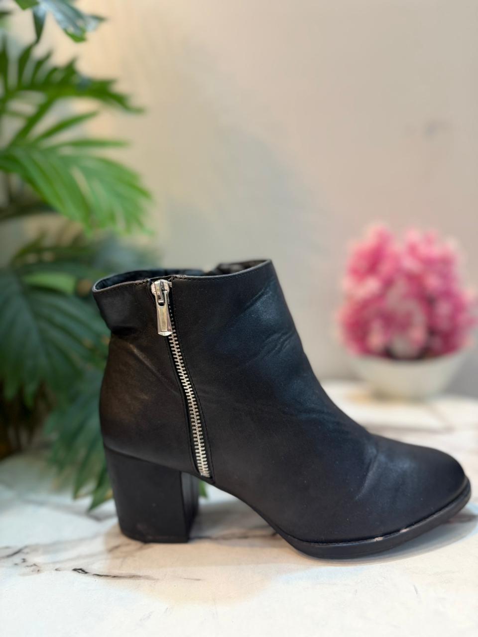 Black leather ankle boot with golden zipper (Torrid)