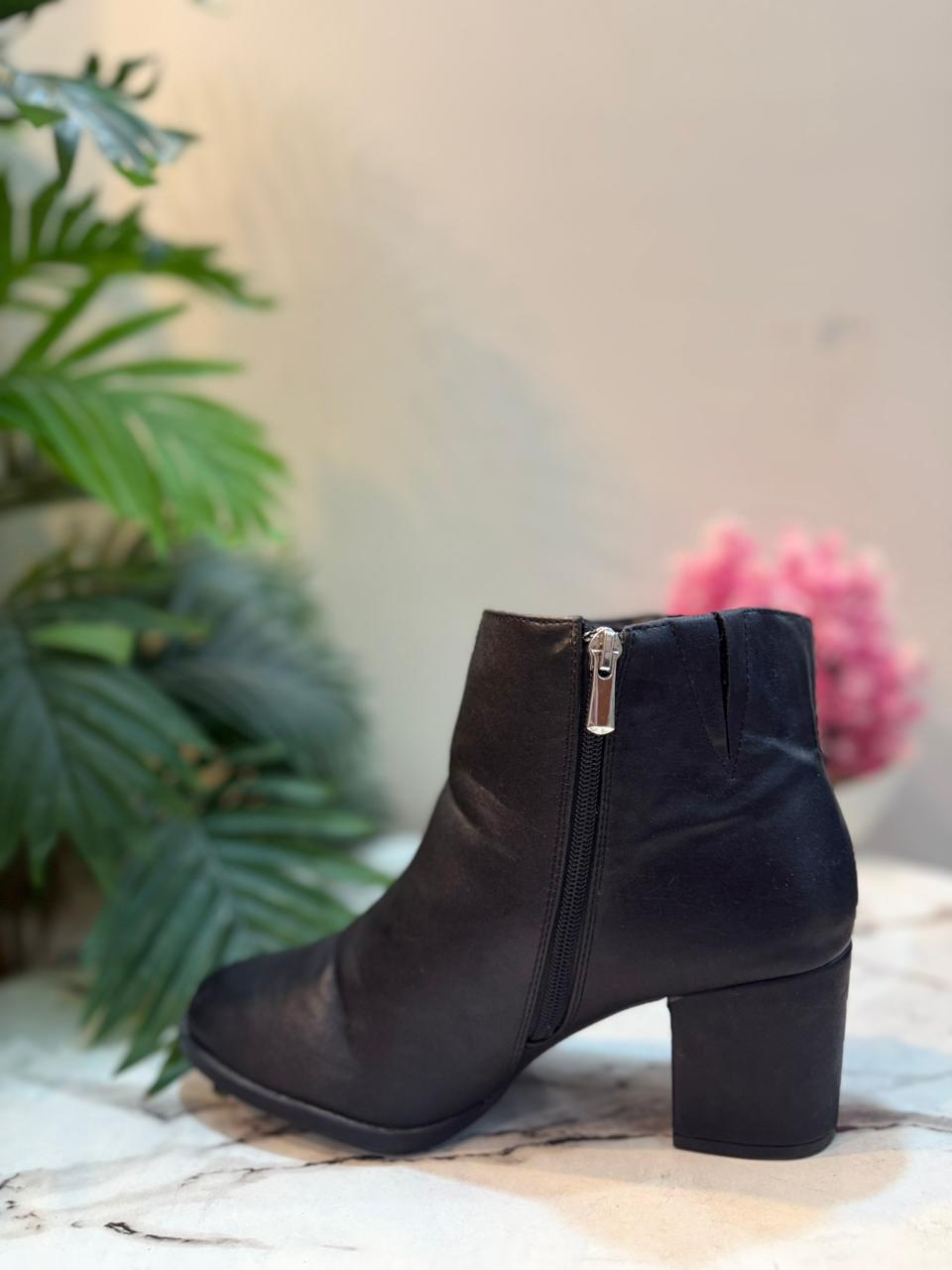 Black leather ankle boot with golden zipper (Torrid)