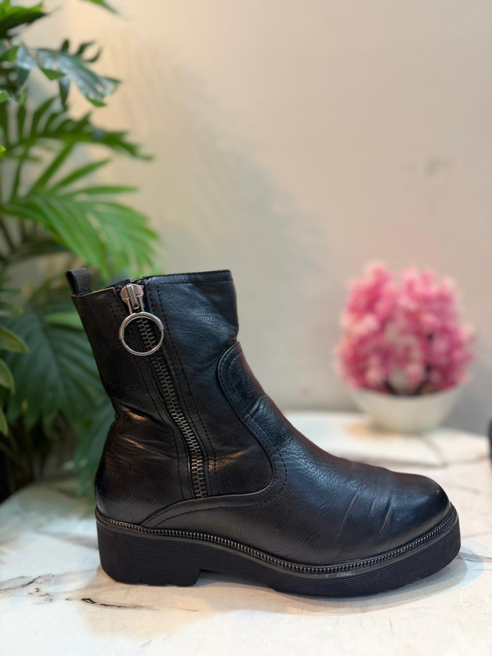 Black leather zipper ankle boot (Marco Tozzi)