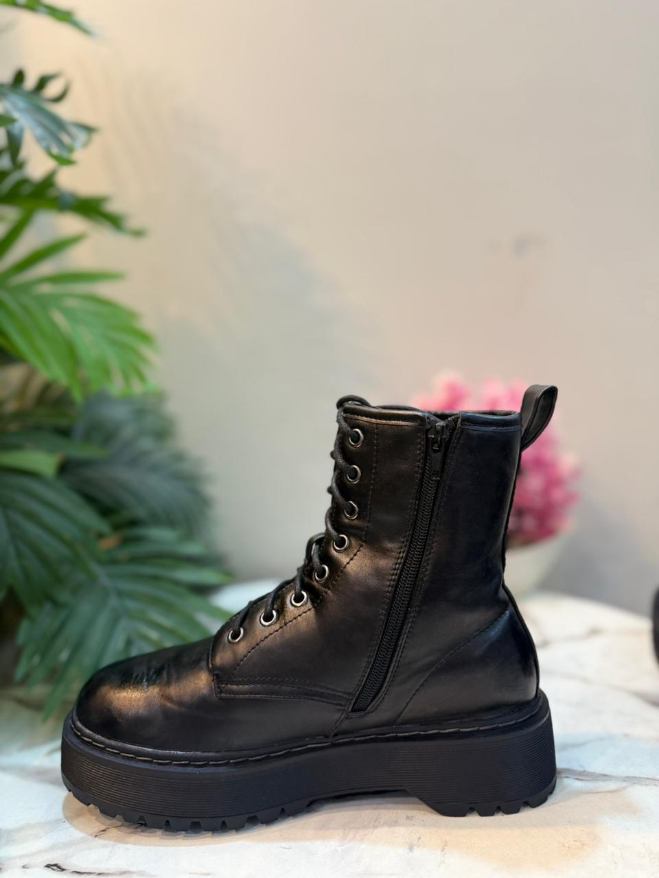 Black leather zipper laceup ankle boot (Newyorker)