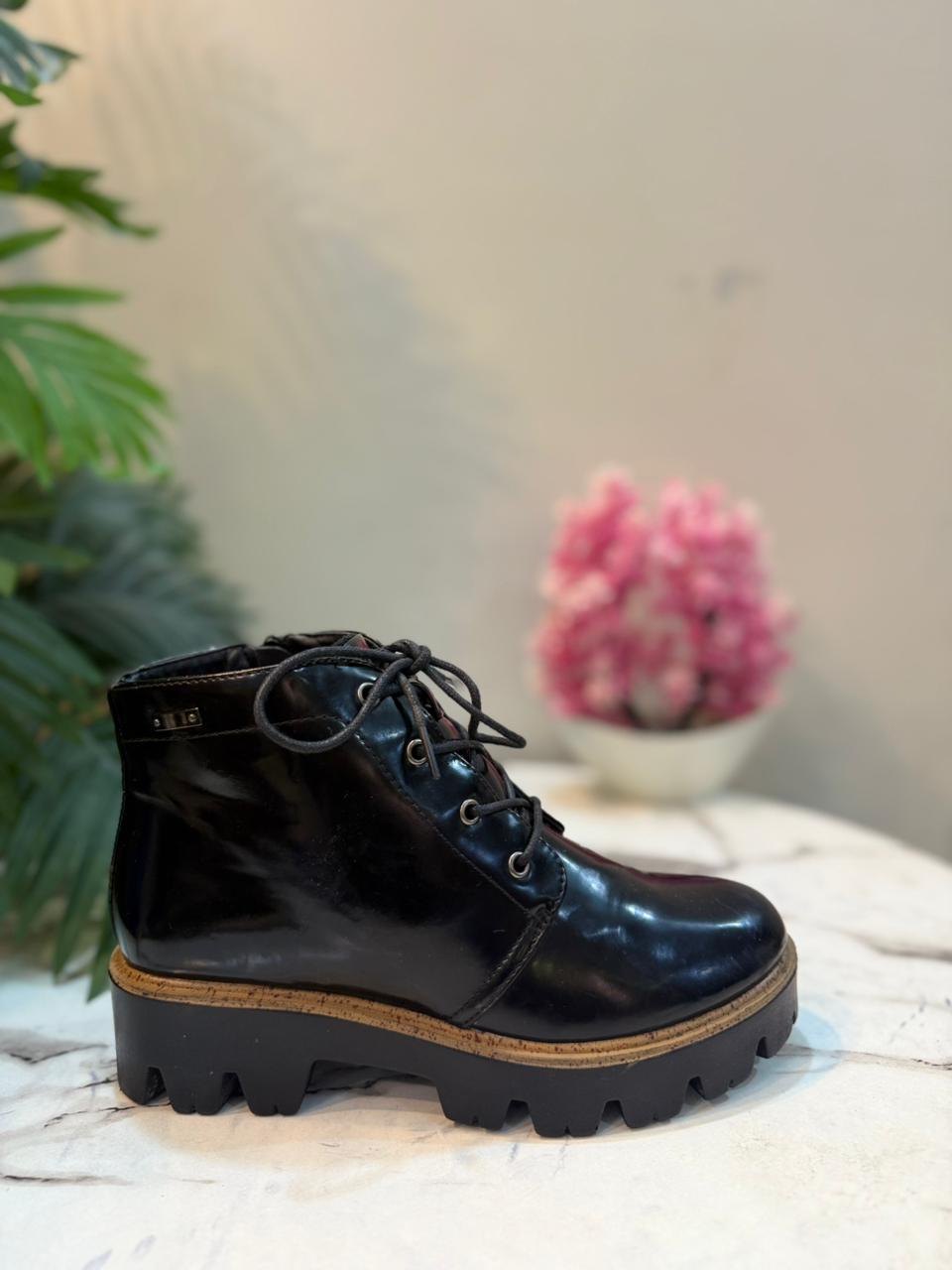 Black patent leather laceup zipper ankle boot (Anna field)