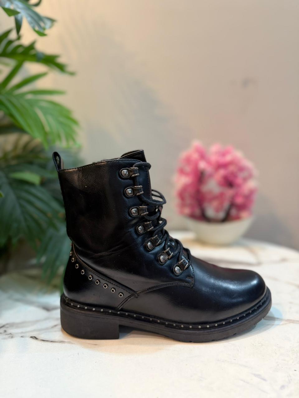 Black leather laceup zipper ankle boot (Super mode)