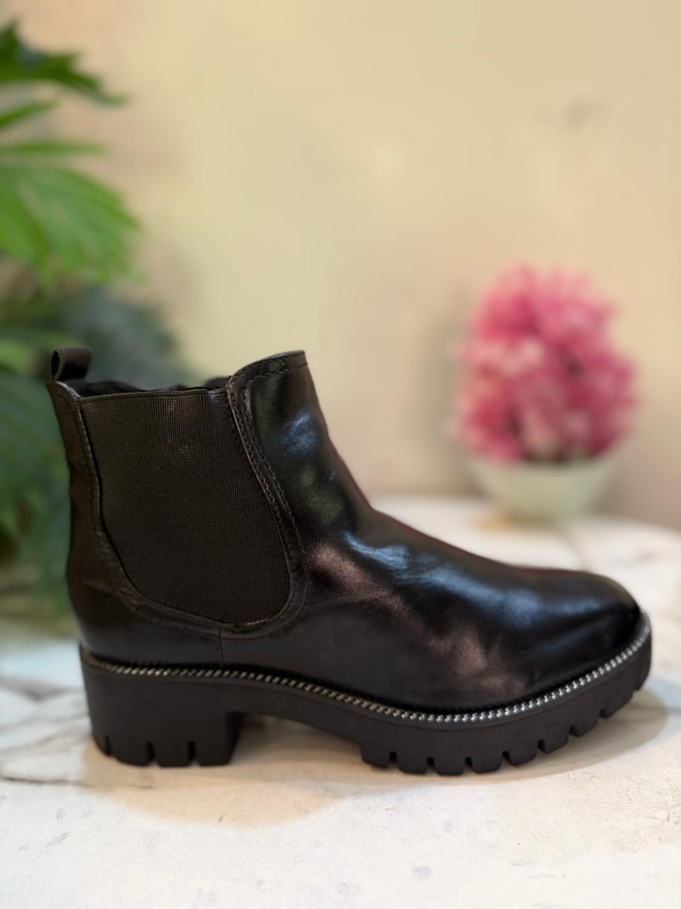 Black leather zipper ankle boot (Graceland)