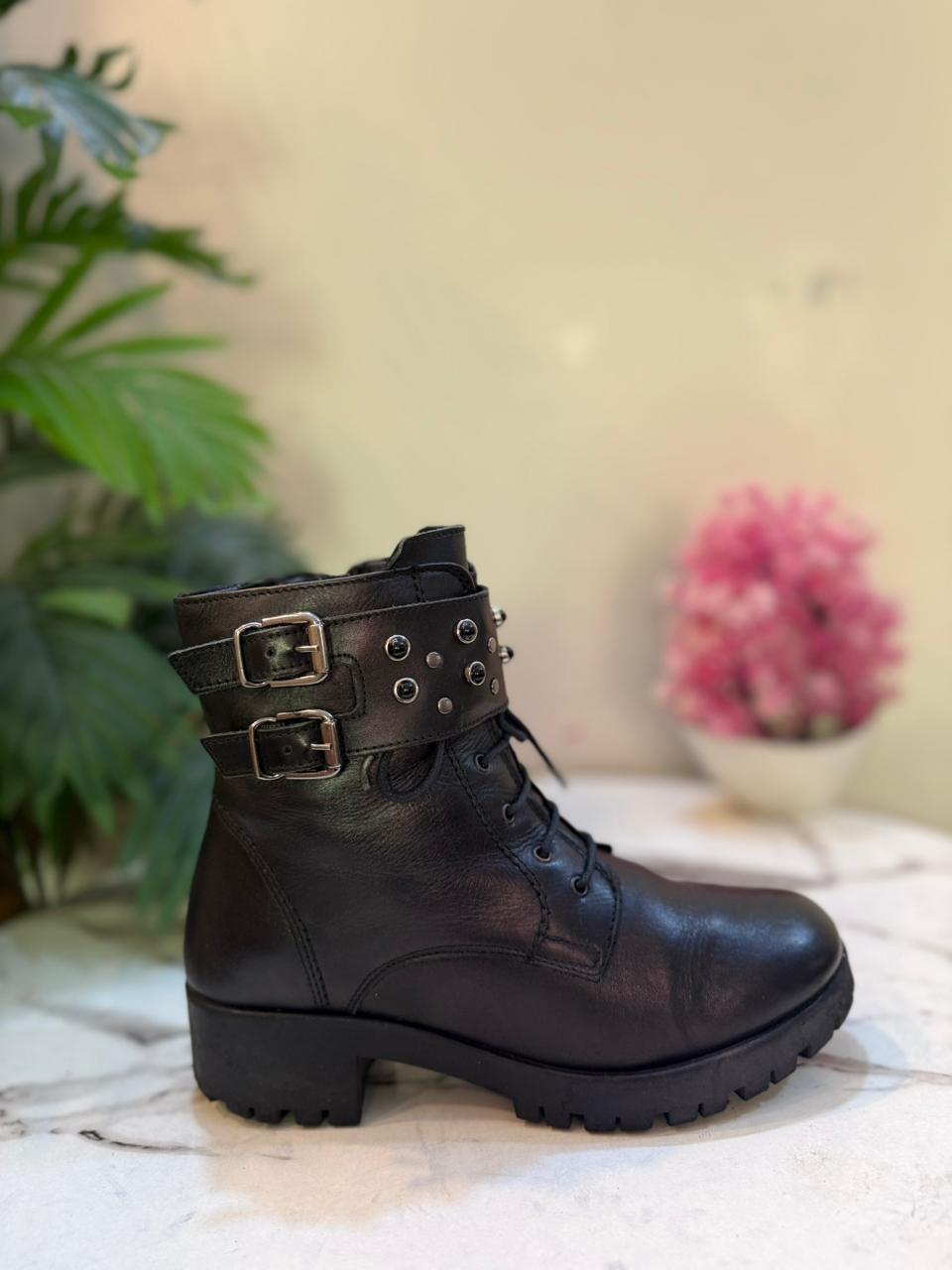 Black leather ankle boot (Tamaris)