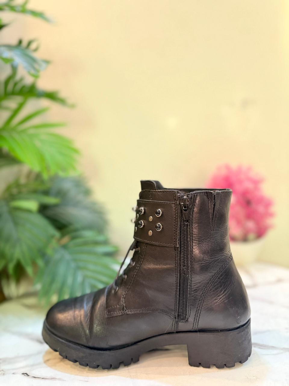 Black leather ankle boot (Tamaris)