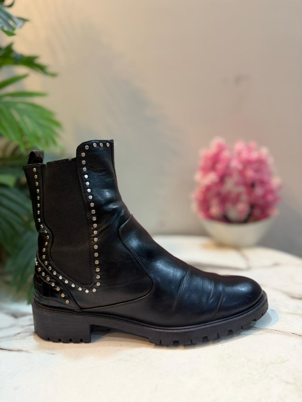 Black leather ankle boot (Zara)