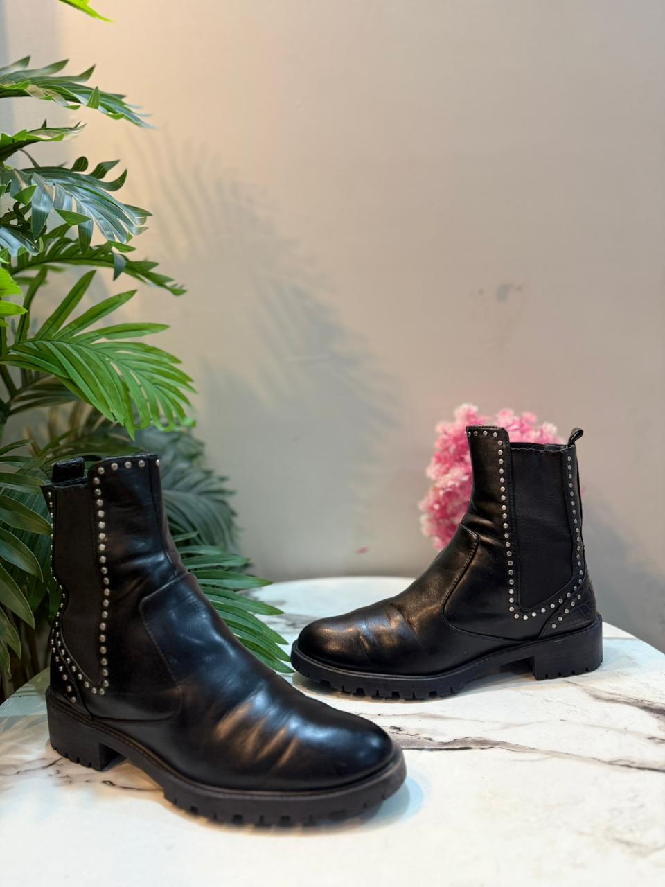 Black leather ankle boot (Zara)