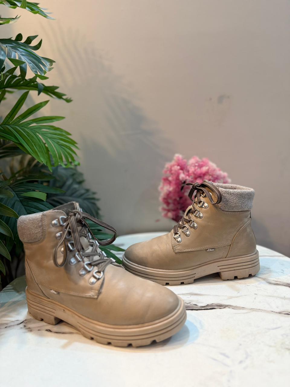 Beige leather laceup ankle boot (S.Oliver)