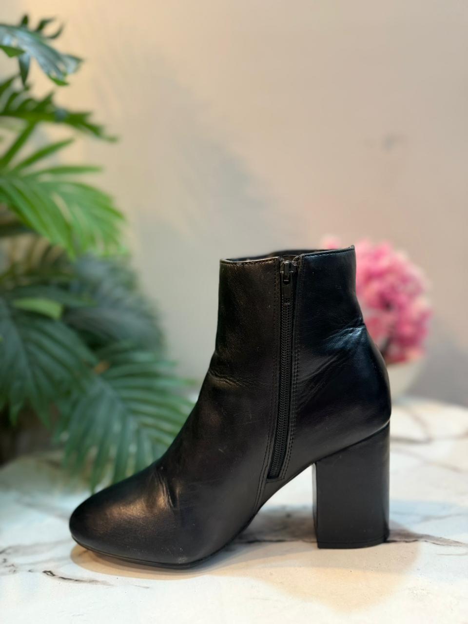 Black leather zipper ankle boot (Madden girl)