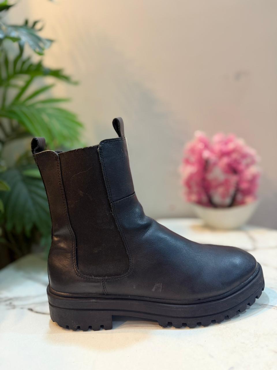 Black leather chelsea ankle boot (Esmara)