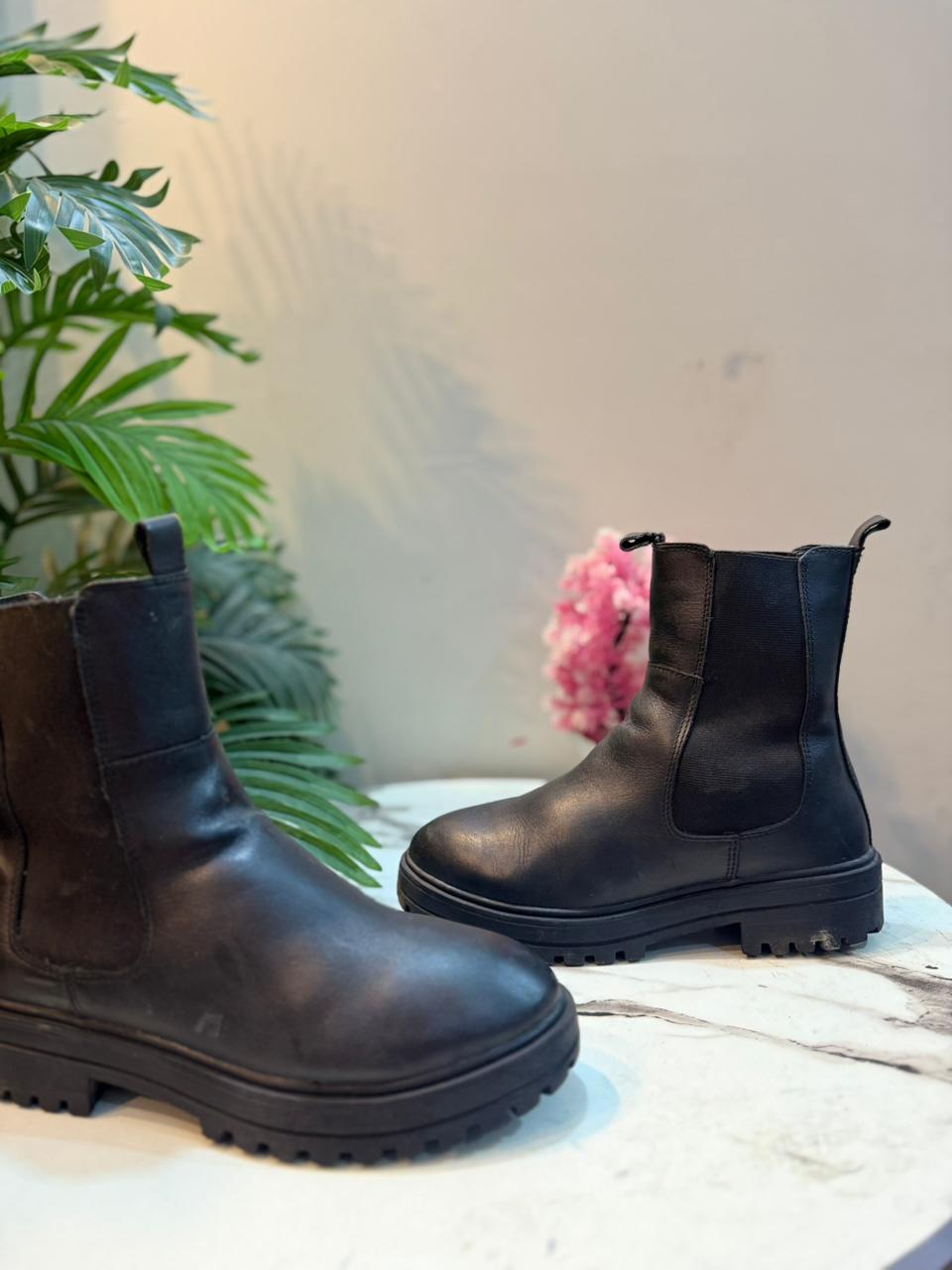 Black leather chelsea ankle boot (Esmara)