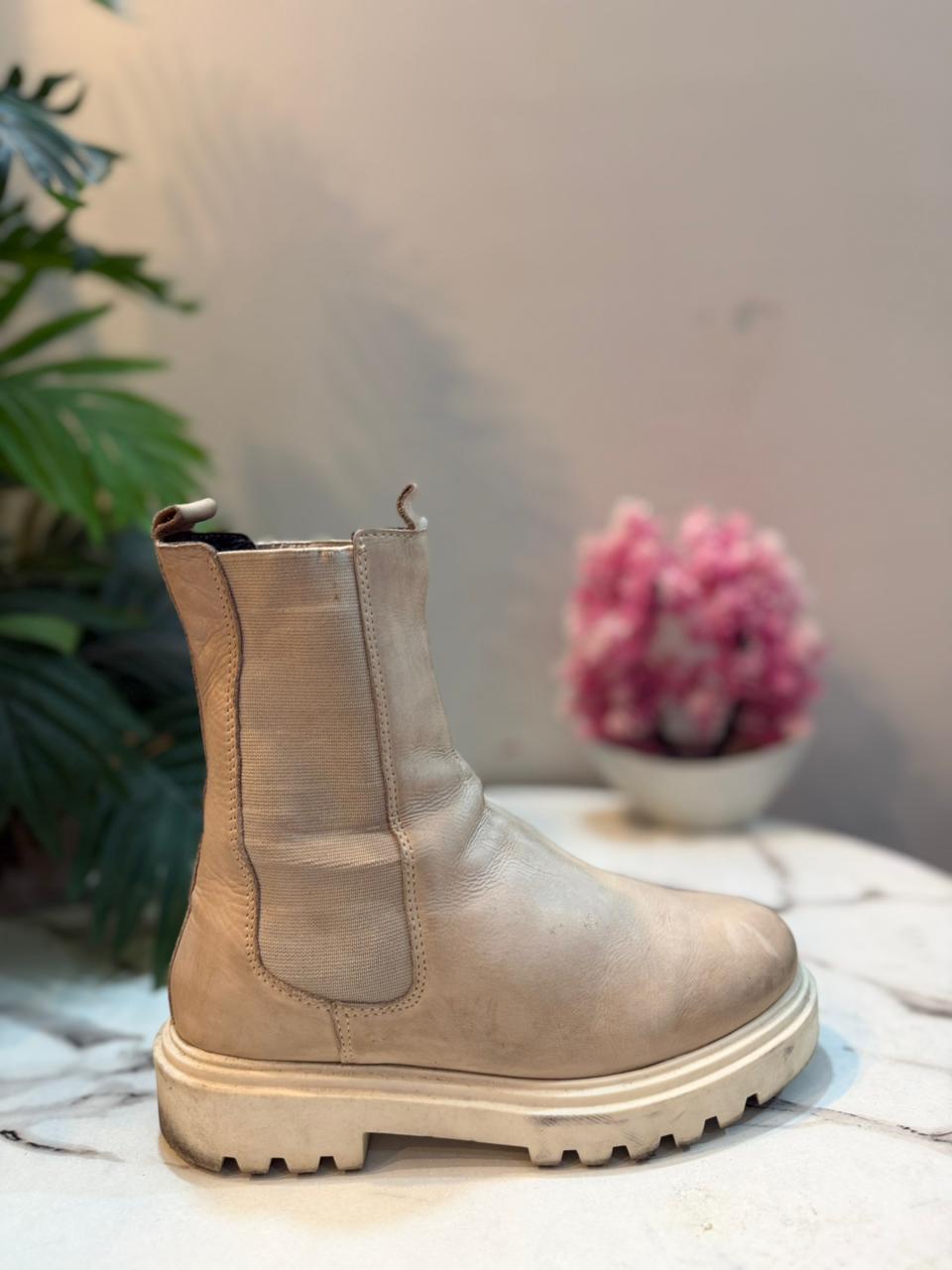 Beige leather ankle boot (Cox)